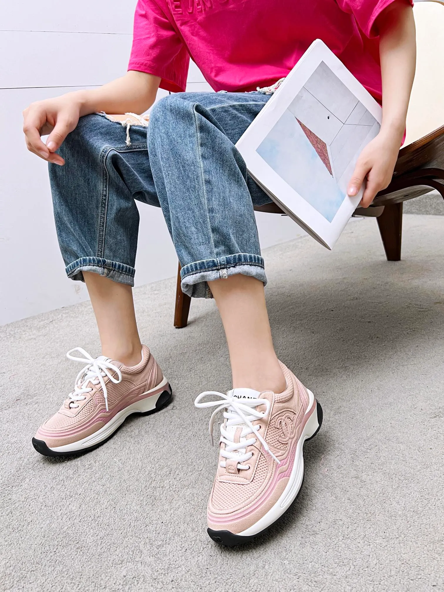 👟👟Ex-factory price 640👟👟 chanel Chanel 2024 early spring vacation series latest casual sports shoes silver white, gold white, silver gray, black and red! Incomparably beautiful and easy to wear, very light, the lining is also super soft, super comfortable, the upper is breathable, the color is high-end and durable, versatile. Upper: cowhide and cloth stitching. Inner: breathable mesh. Original foam combination outsole. Size: 35-40.